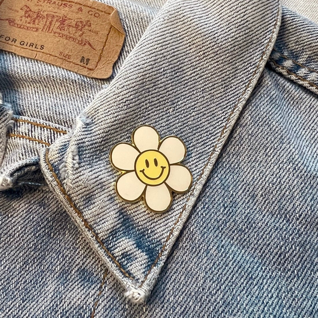 Smiley Daisy Enamel Pin – Sunshine Luckies